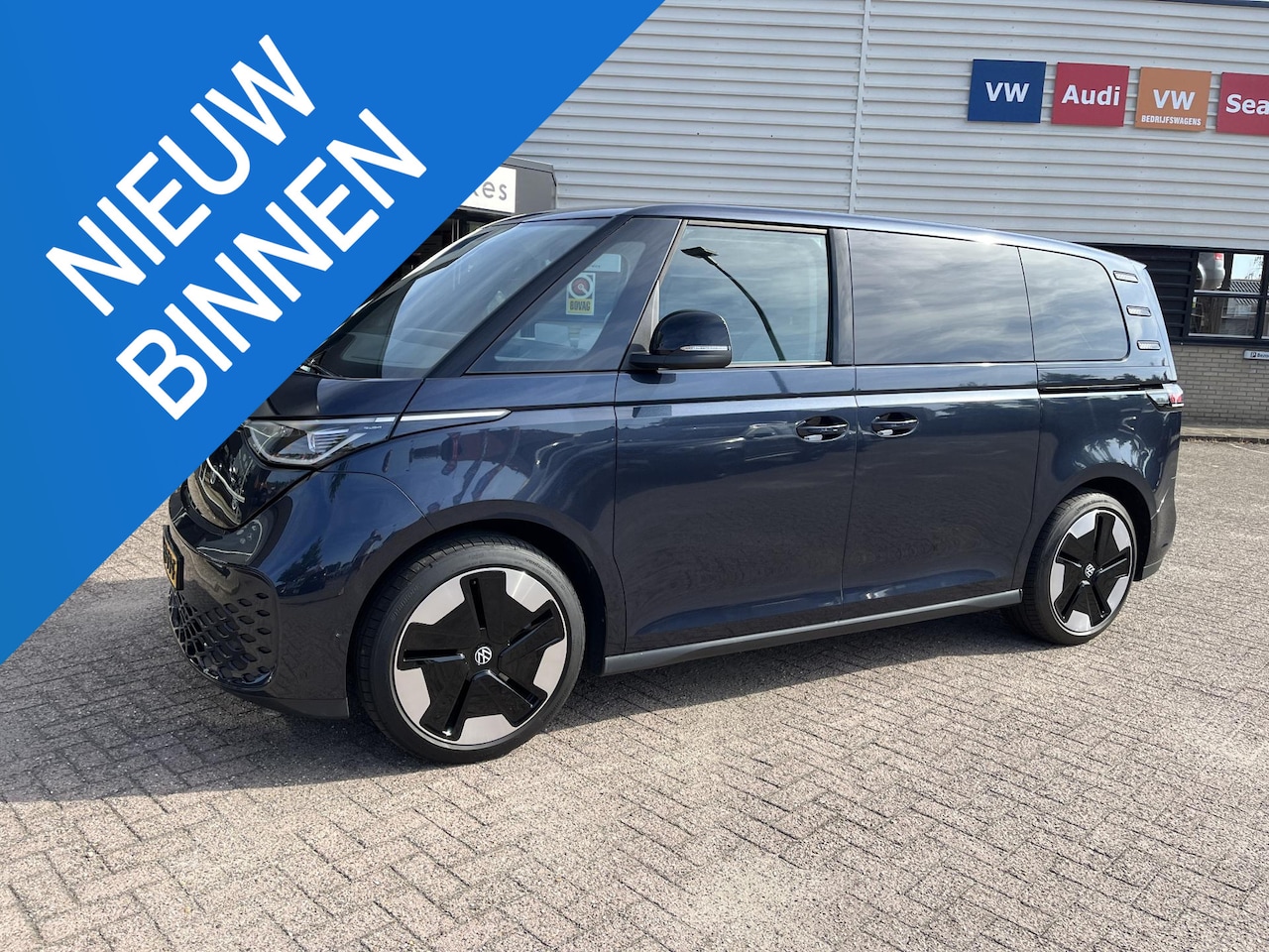 Volkswagen ID. Buzz - Pro 77kWh grote accu, zeer luxe uitgevoerd, deels leer, uniek kleuren combinatie binnen me - AutoWereld.nl