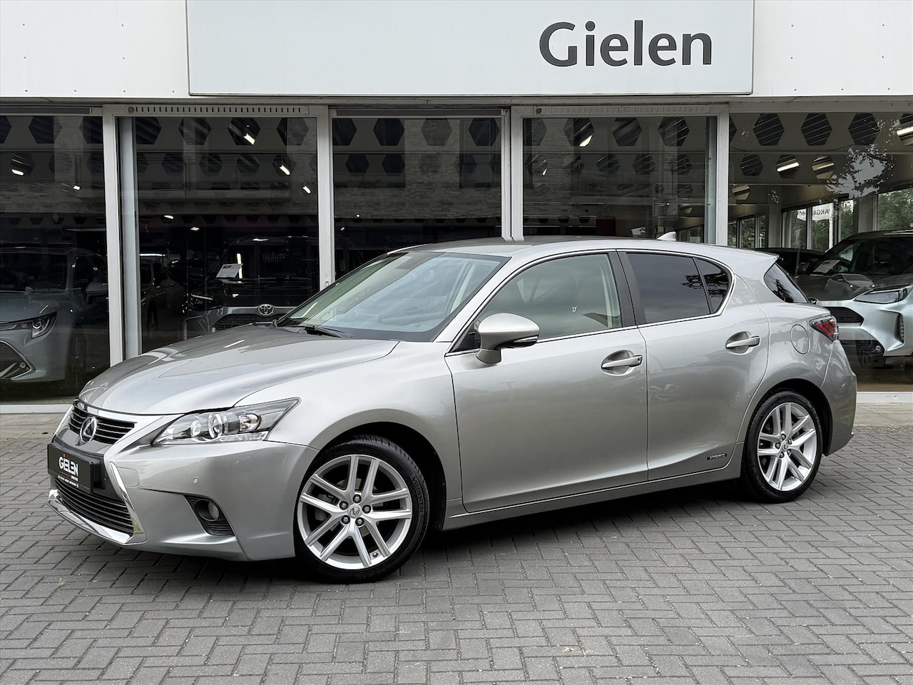 Lexus CT 200h - Executive | Leer, Trekhaak, 17 inch, Navigatie, Parkeersensoren, Camera, Licht + Regensens - AutoWereld.nl