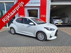 Toyota Yaris - 1.5 Hybrid Active met parelmoer metallic