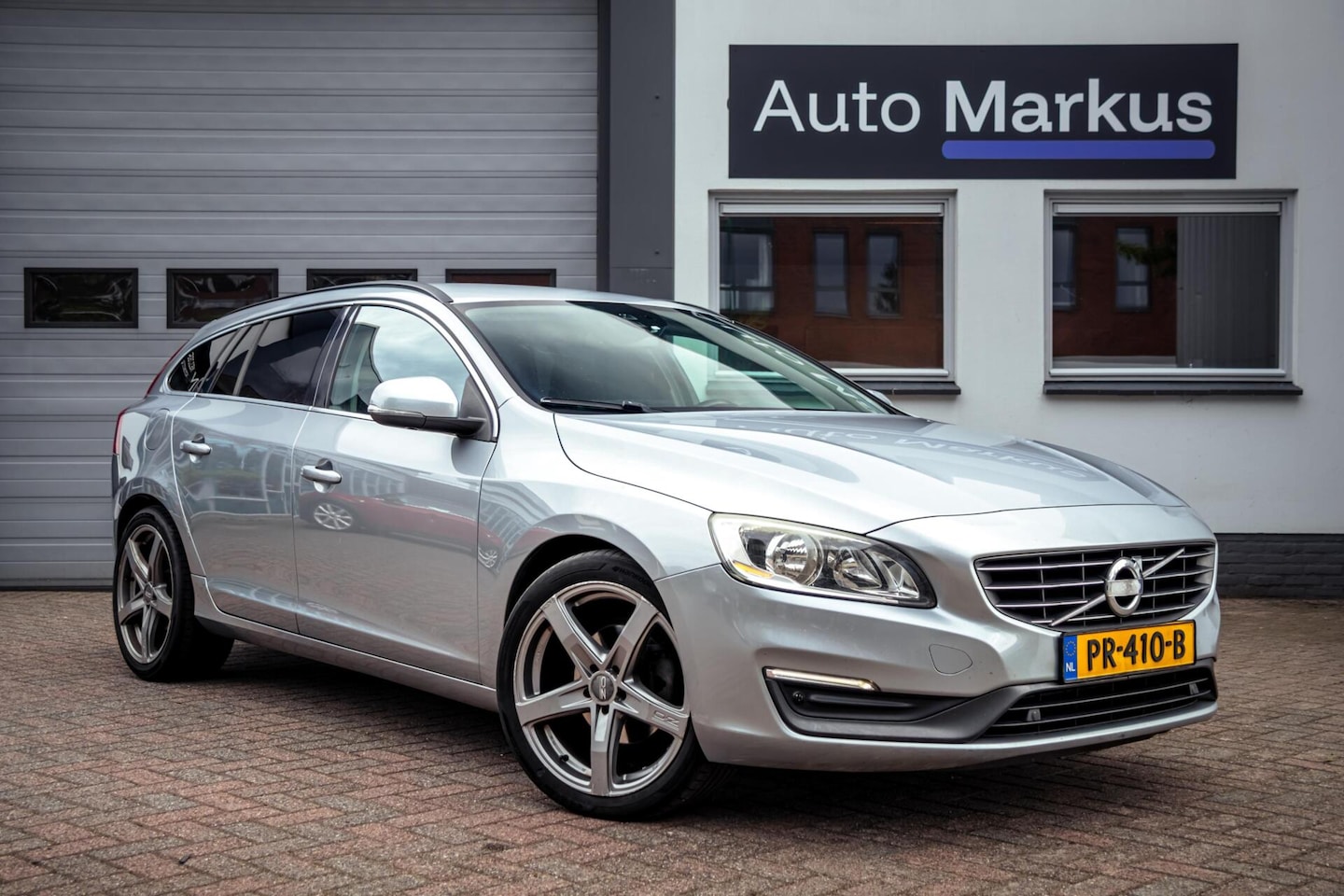 Volvo V60 - 2.0 D4 Summum|Trekhaak|Geartronic|Stoelverwarming|PDC - AutoWereld.nl