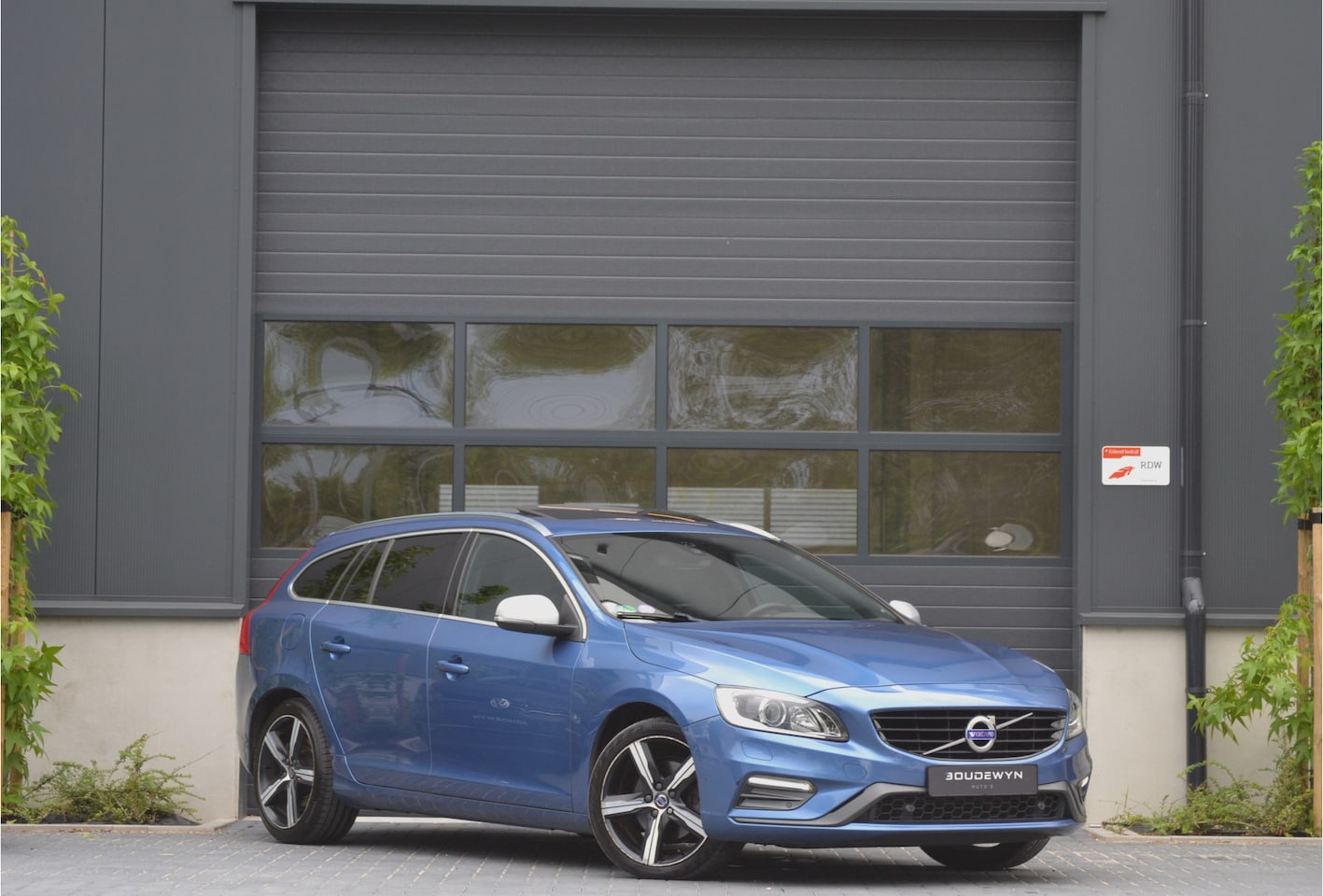 Volvo V60 - 2.0 T4 R-Design NAP | Schuif/kantel dak | Trekhaak | Camera - AutoWereld.nl