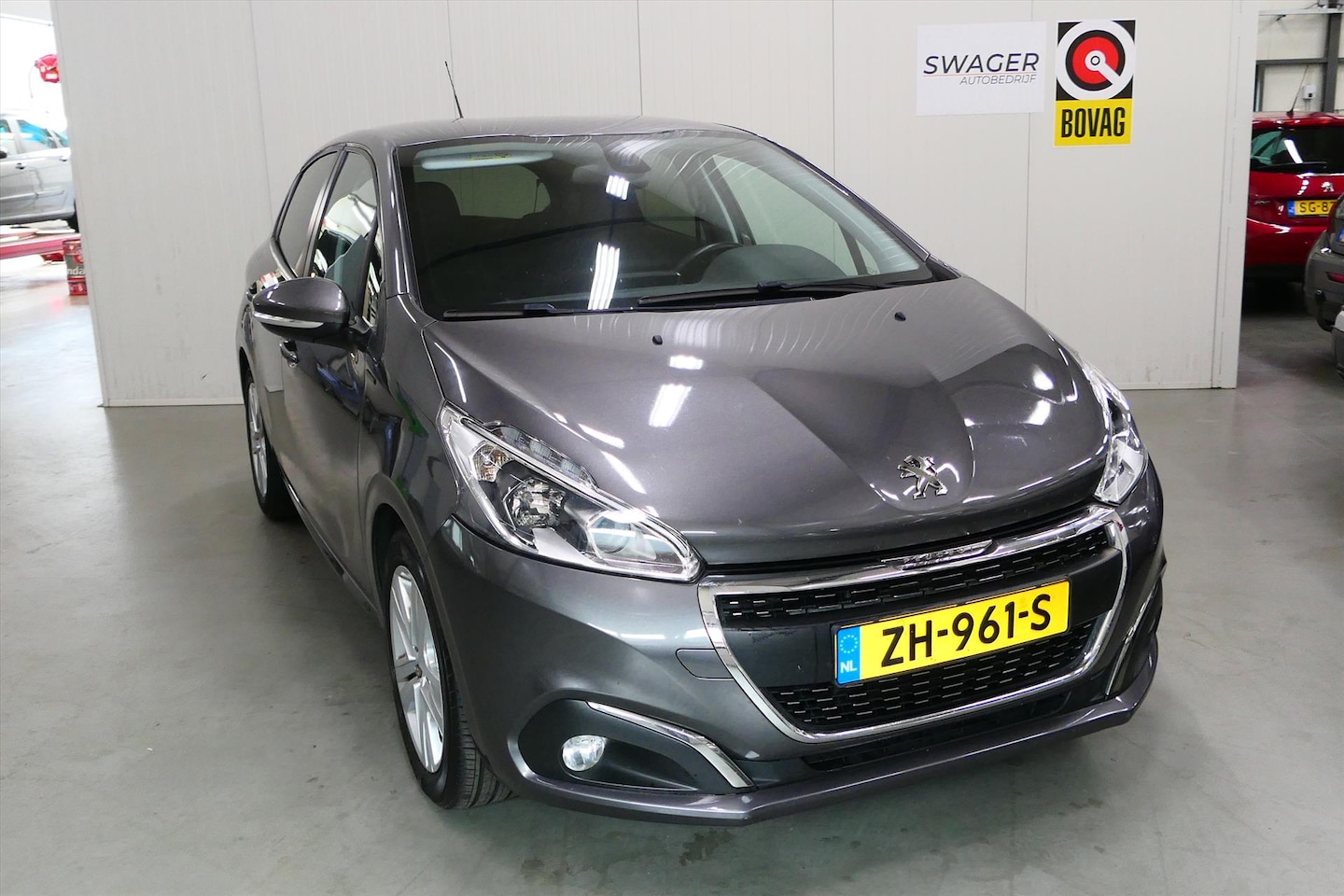 Peugeot 208 - 1.2 PureTech Signature 1.2 Puretech 82pk Signature (Goed onderhouden) - AutoWereld.nl