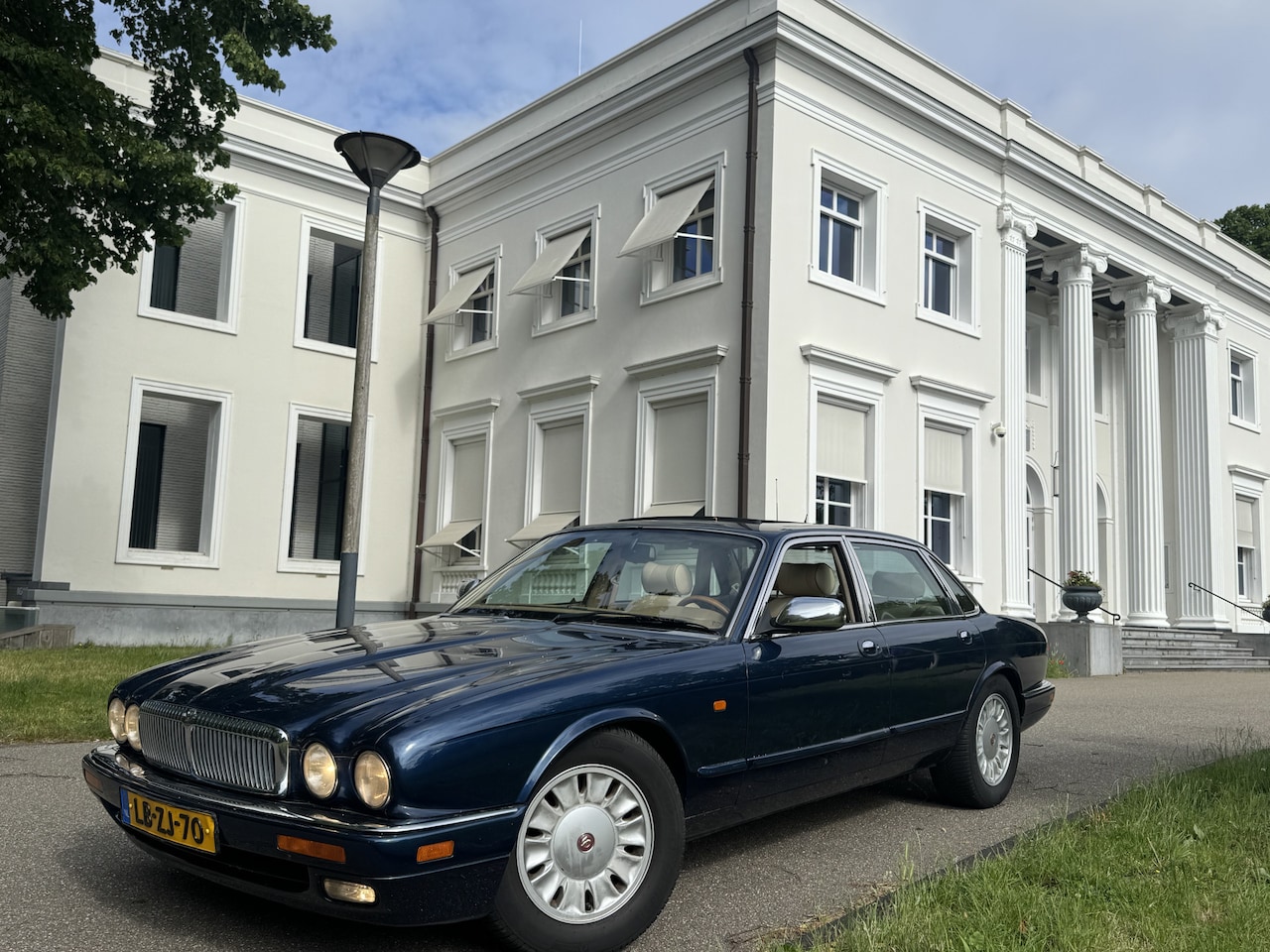 Daimler Double Six - Jaguar 6.0 V12 - AutoWereld.nl