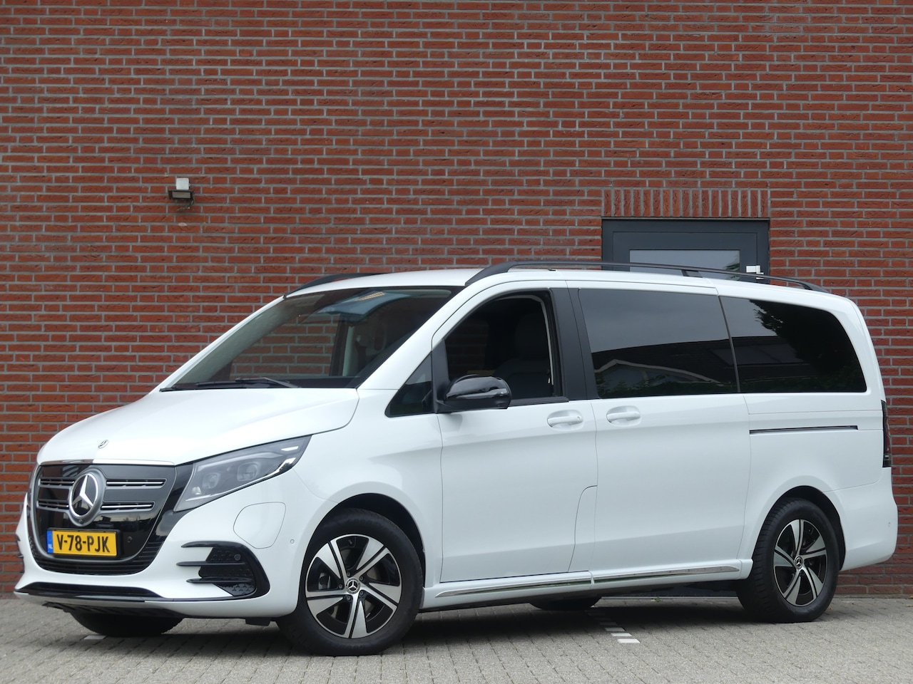 Mercedes-Benz EQV - 300 L2 90kWh AMG Dubbel Cabine Luchtvering/Panoramadak/Burmester - AutoWereld.nl