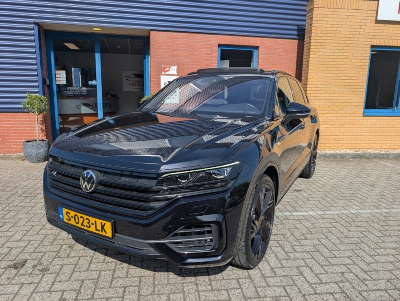Volkswagen Touareg - 3.0 TSI R-Line 3.0 TSI R-LINE, Plug-in Hybride, Soft close, Trekhaak, Panodak, BOMVOL! - AutoWereld.nl