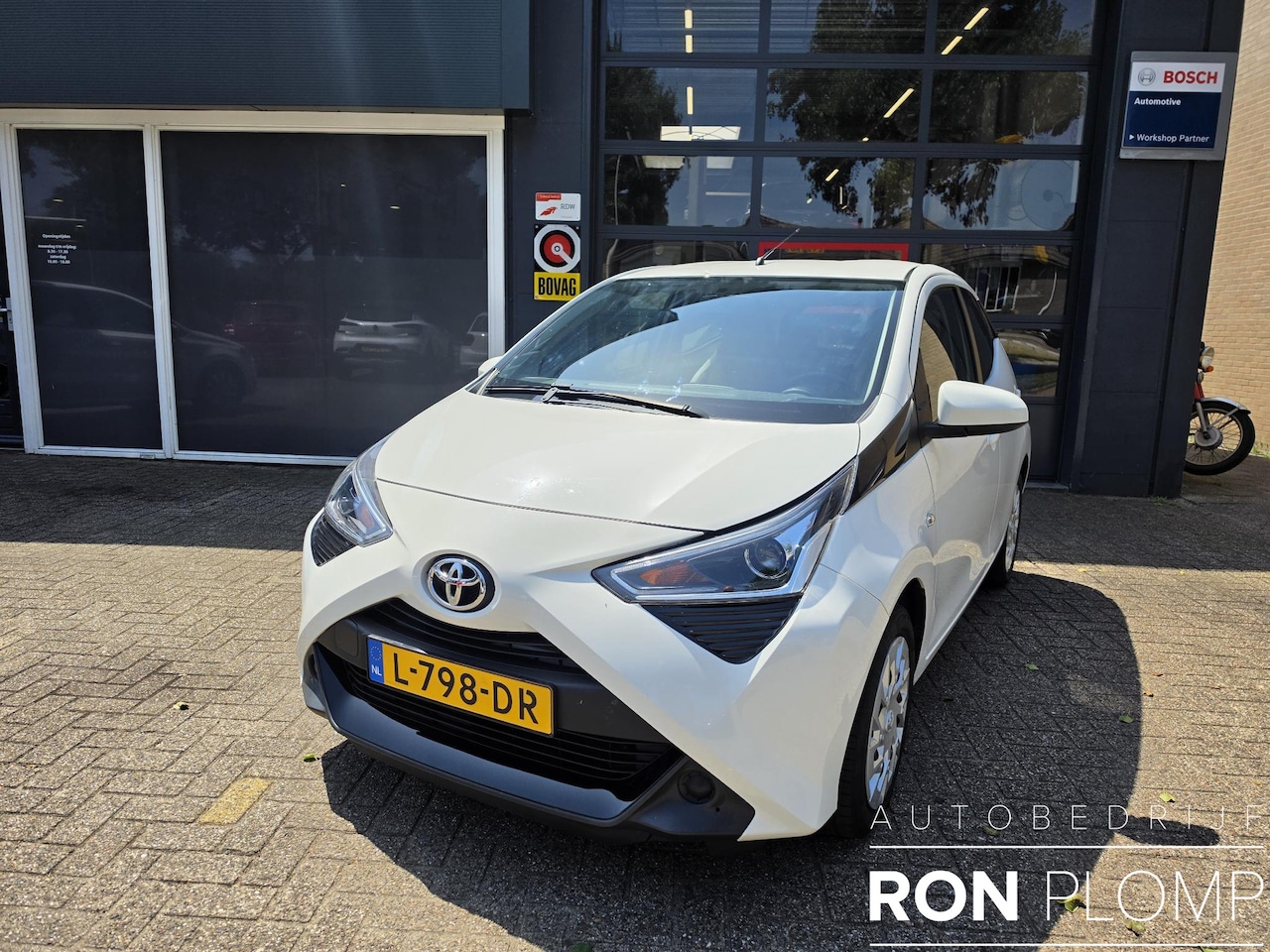 Toyota Aygo - 1.0 VVT-i x-play limited Airco/ Apple carplay/ Camera/ LED - AutoWereld.nl