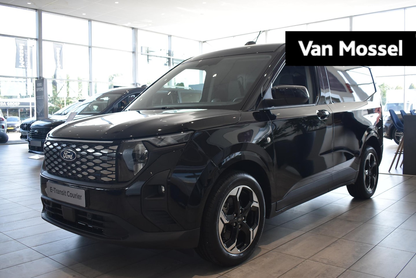 Ford E-Transit Cour. - Limited 44 kWh | Showroom Voorraad | 8% Korting Ford Nederland | Trekhaak | Laadvloerbesch - AutoWereld.nl