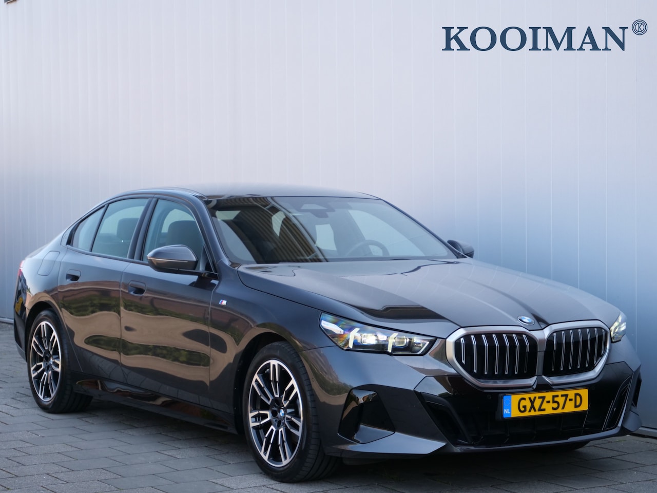 BMW 5-serie - 520i 208 Pk Automaat M-pakket / Leer / Navi / DAB / Apple Carplay / Stoelkoeling - AutoWereld.nl