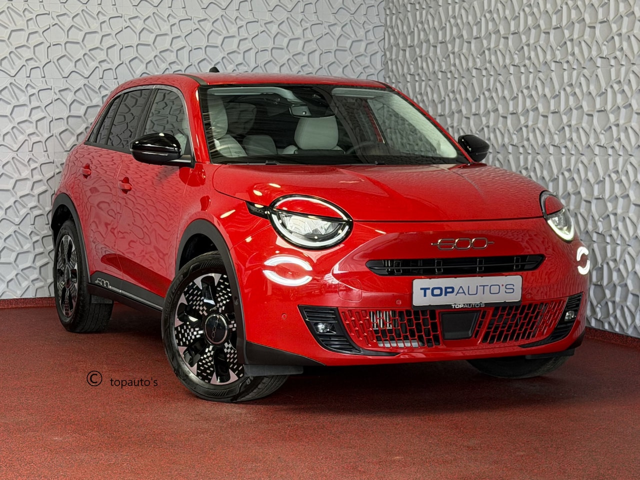 Fiat 600 - 1.2 Full Options • Leder • Massage • Camera • Hybrid La Prima • CarPlay • ACC • Elek. Klep - AutoWereld.nl