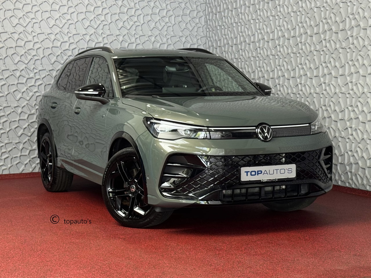Volkswagen Tiguan - 1.5 eHYBRID 272 PK NW AUTO R-LINE VW.TREKHAAK BLACK PANO XL.NAVI STOEL/STUUR VERW. BLACK.S - AutoWereld.nl