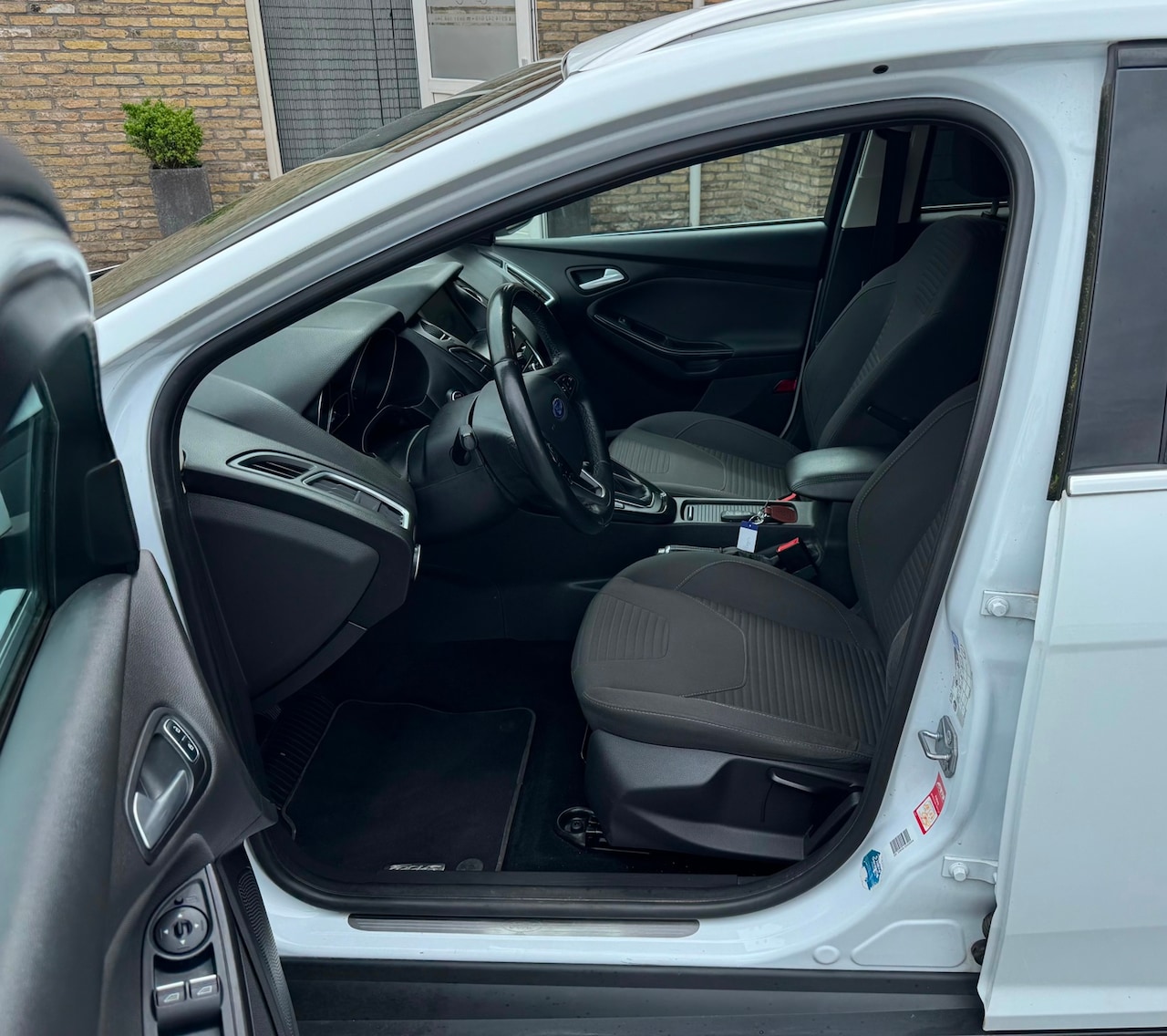 Ford Focus Wagon - 1.0 Titanium Bj 2016 Nette auto - AutoWereld.nl
