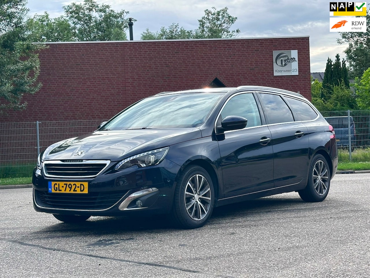 Peugeot 308 SW - 1.2 e-THP Allure Automaat*Achteruit camera*Pano*Navigatie*Cruise*Clima*NAP*Trekhaak* - AutoWereld.nl