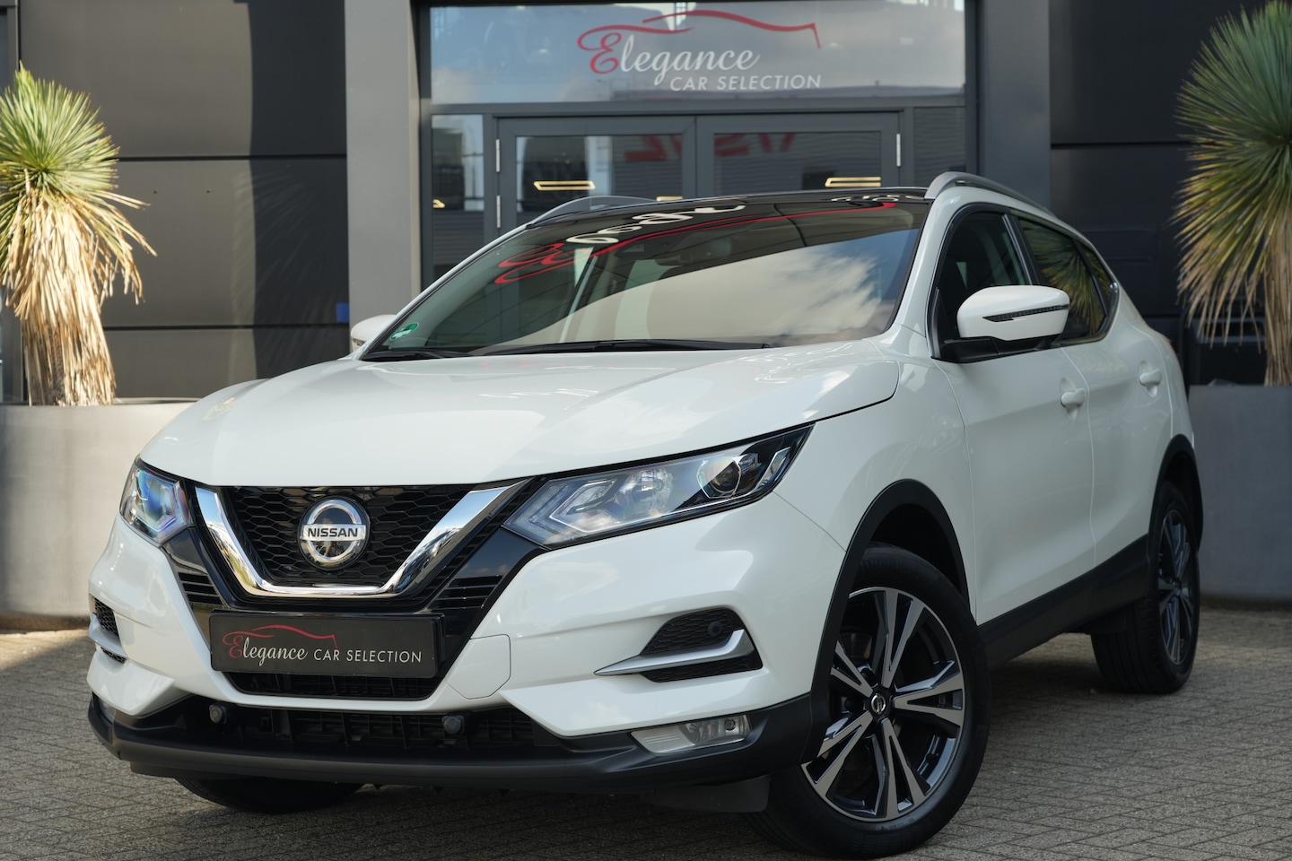 Nissan Qashqai - 1.3 DIG-T Design Edition 141pk Panoramadak/Navigatie/360Camera - AutoWereld.nl