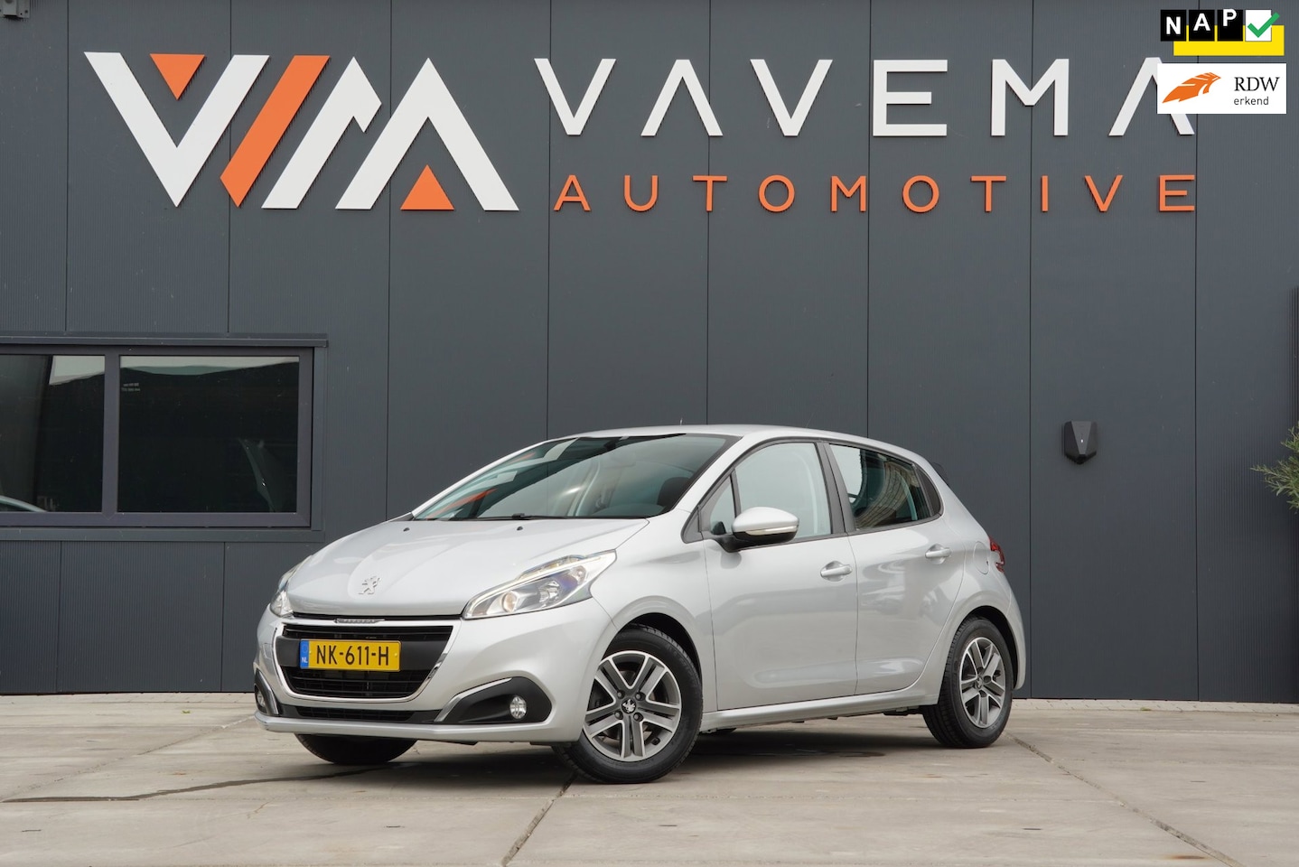Peugeot 208 - 1.2 PureTech Blue Lion 2017 Airco LAGE KM STAND Navigatie 5 Deurs Carplay - AutoWereld.nl