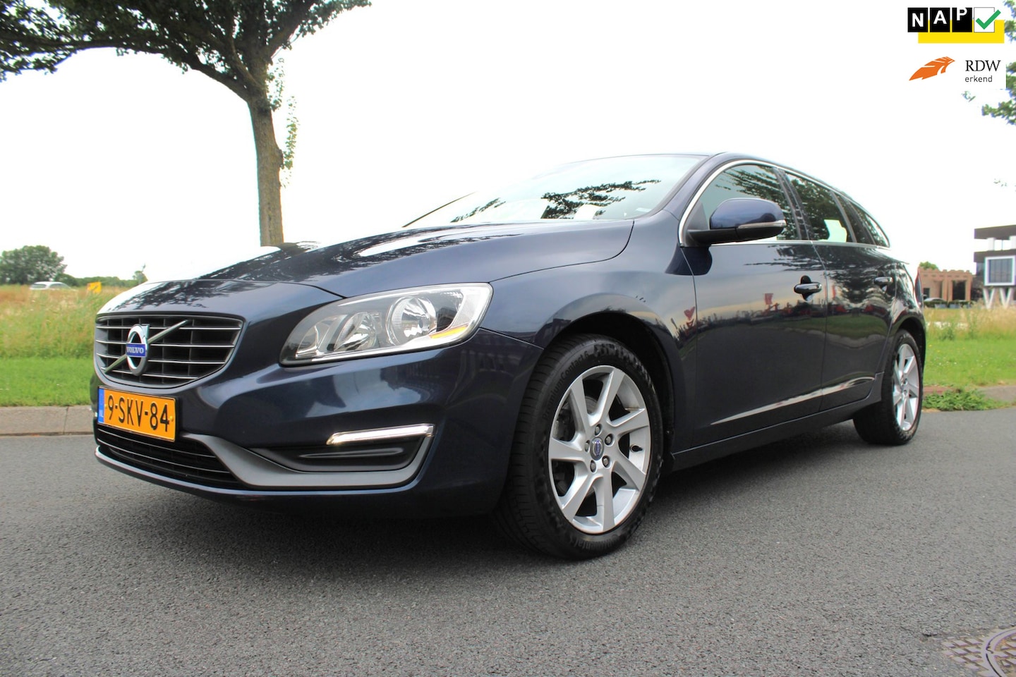 Volvo V60 - 1.6 T3 Momentum Automaat Climate Control APK 27-02-2027 - AutoWereld.nl
