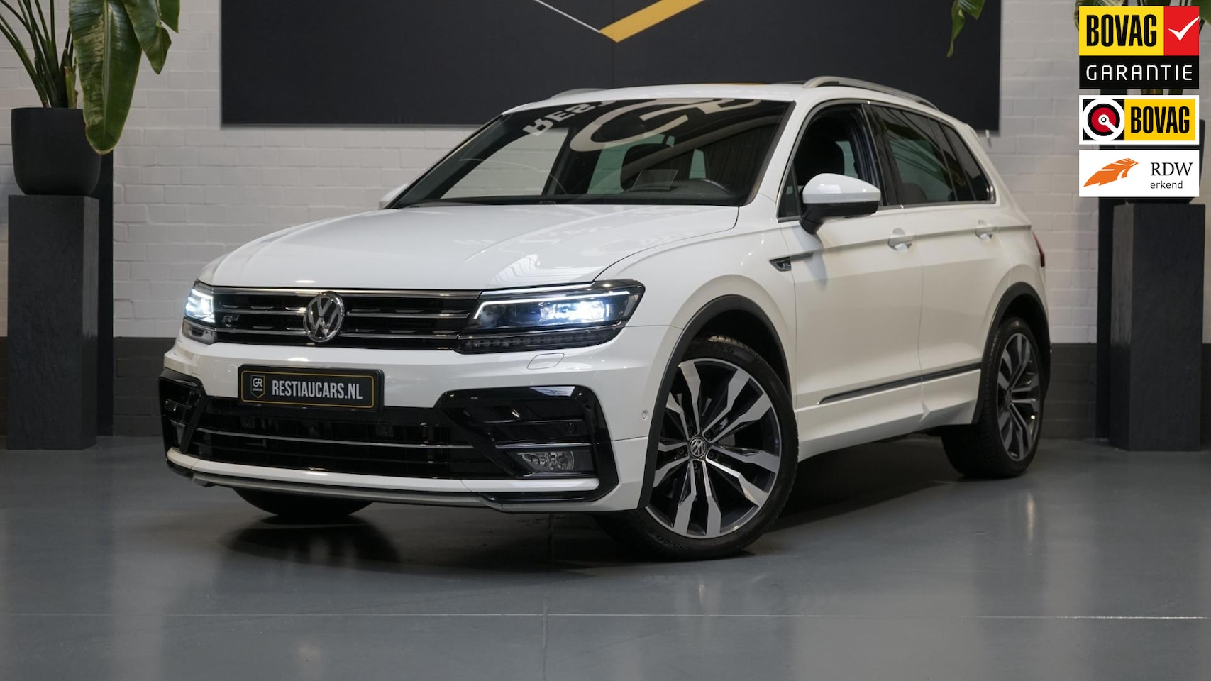 Volkswagen Tiguan - 2.0 TSI 3x R-Line AUTOMAAT-360 CAM-ACC-HUD-KEYLESS-LEDER-MEMORY-NAVIGATIE-PANORAMA-VIRTUEE - AutoWereld.nl