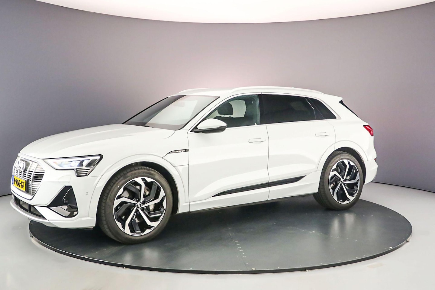 Audi e-tron - 55 quattro S edition 95 kWh | Adaptieve Cruise | Apple/Android Play | Adaptieve Luchtverin - AutoWereld.nl