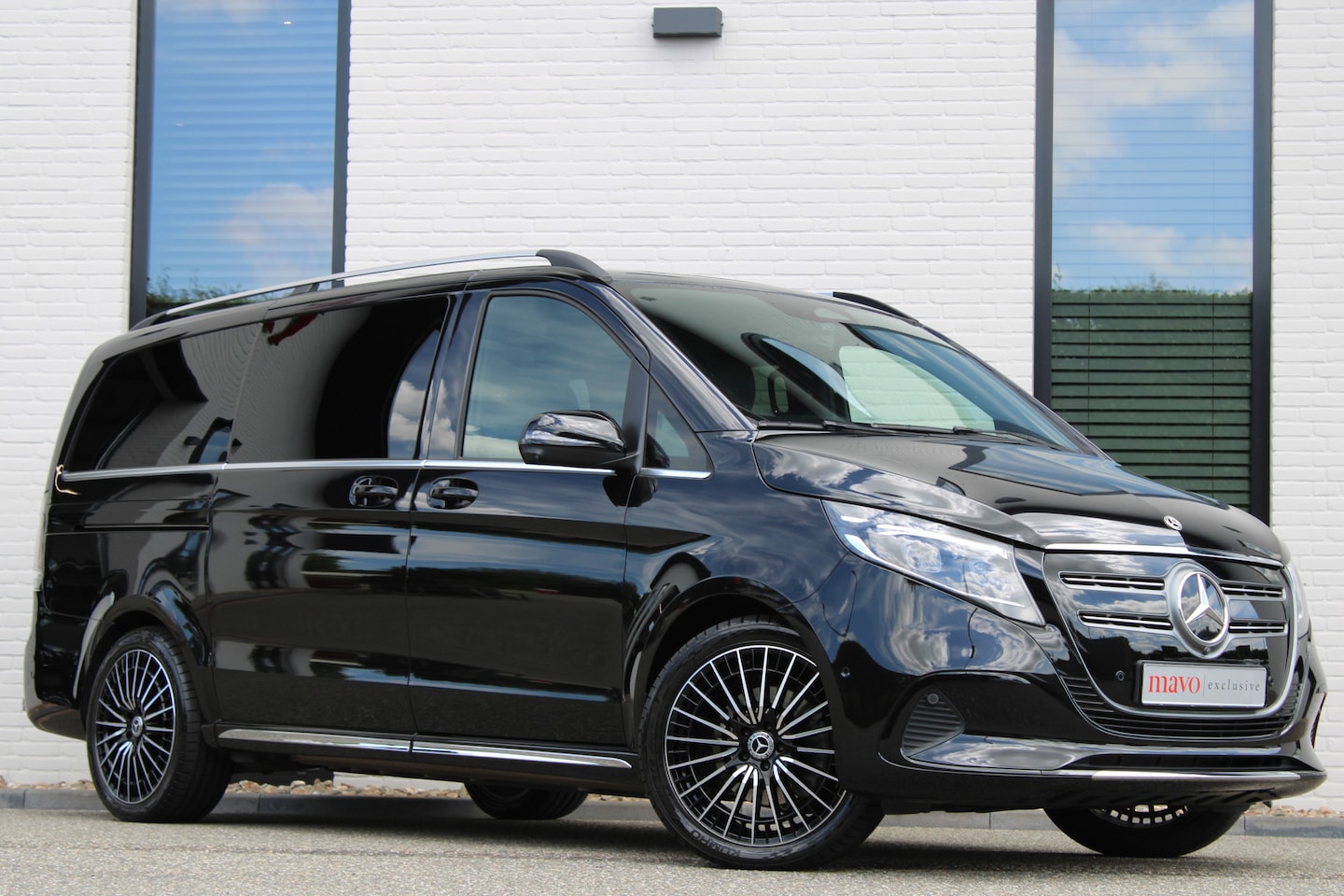 Mercedes-Benz EQV - 300 L2 / AMG / Luchtvering / 7-Persoons / 360 Camera / Vol Opties / NIEUWSTAAT - AutoWereld.nl