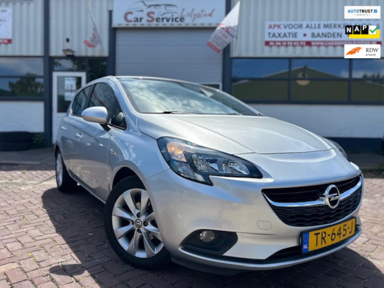 Opel Corsa - 1.4 Favourite Airco|Trekhaak|Navi - AutoWereld.nl