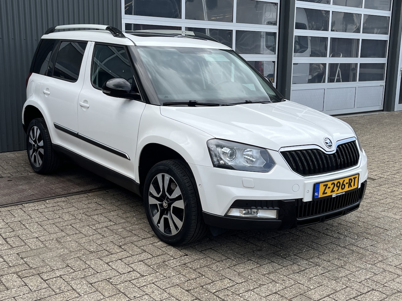 Skoda Yeti Outdoor - 2.0 TDI Ambition 4x4 Achteruitrijcamera Airco Cruise controle Bluetooth Parkeerhulp voor e - AutoWereld.nl