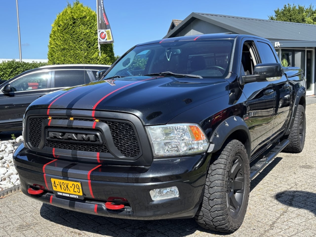 Dodge Ram 1500 - 5.7 V8 4X4 Dubbel Cabine Zwart LPG Verbreed Schuifdak - AutoWereld.nl