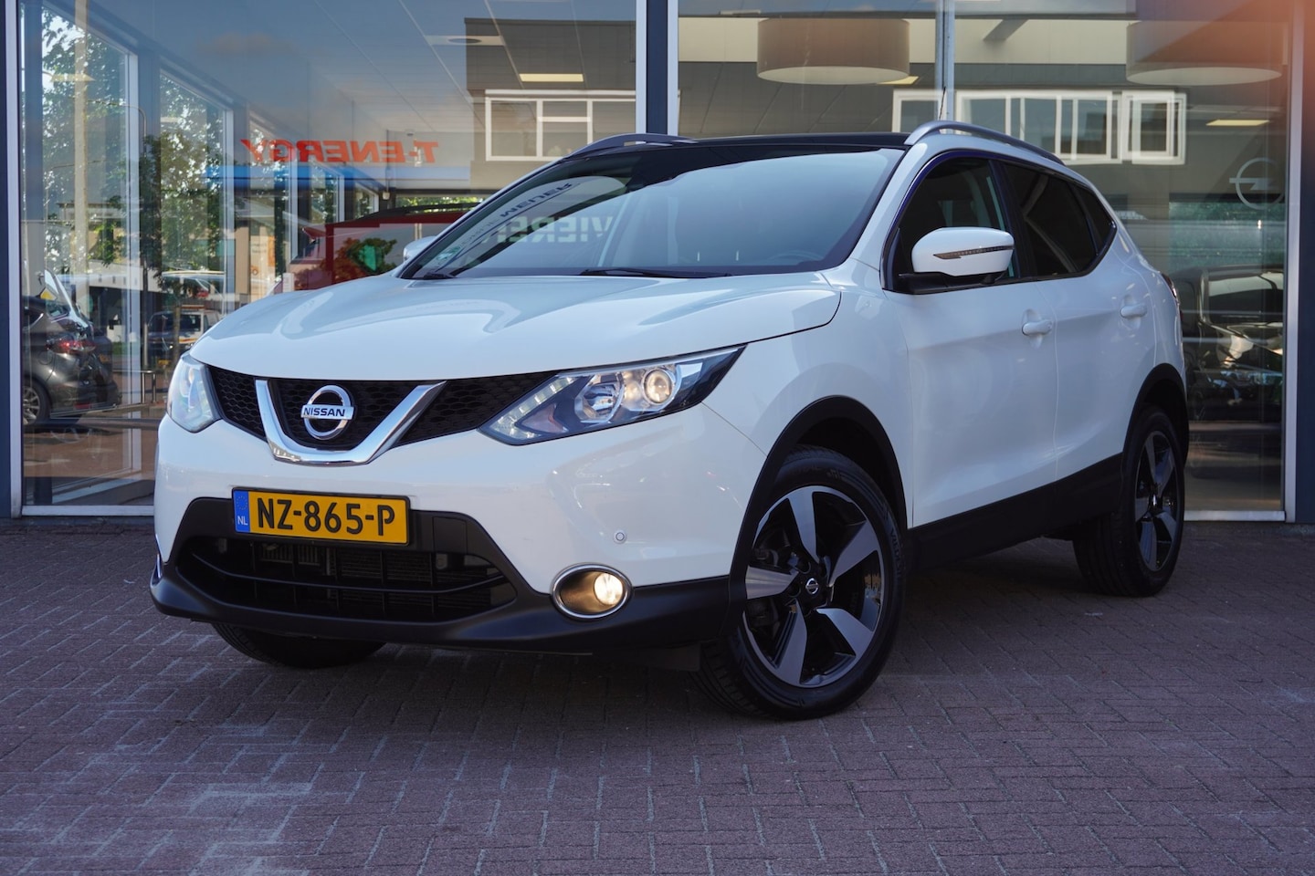 Nissan Qashqai - 1.2 N-Connecta 5deurs | Airco | Panodak | Camera | Vol opties | Trekhaak | Inruil mogelijk - AutoWereld.nl