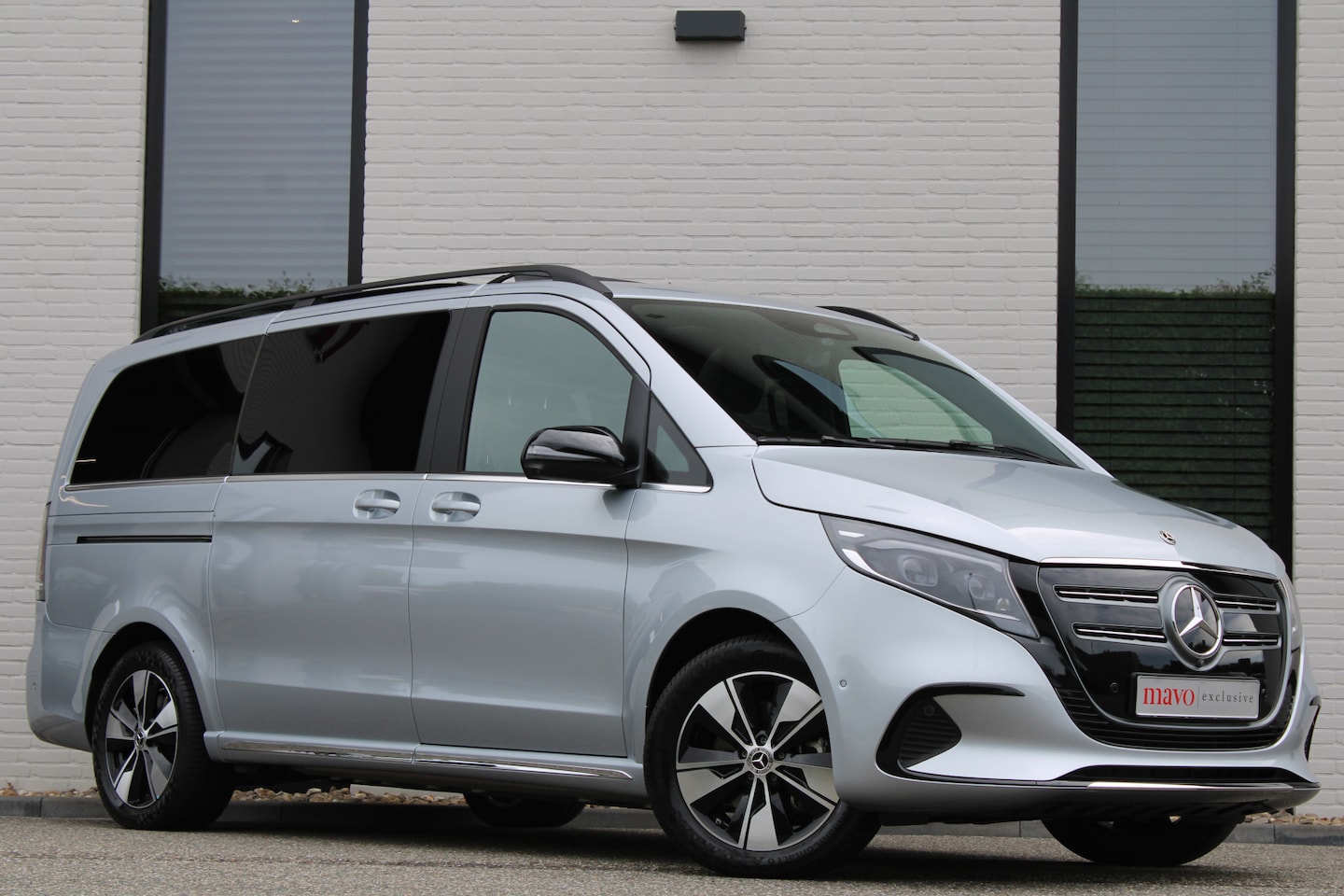 Mercedes-Benz EQV - 300 L2 / AMG / Luchtvering / Panorama / 7-Persoons / Burmester / Vol Opties / NIEUWSTAAT - AutoWereld.nl