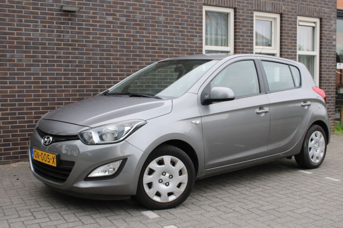Hyundai i20 - 1.2i i-Motion-5drs-airco-afnb trekh-lage km stand - AutoWereld.nl