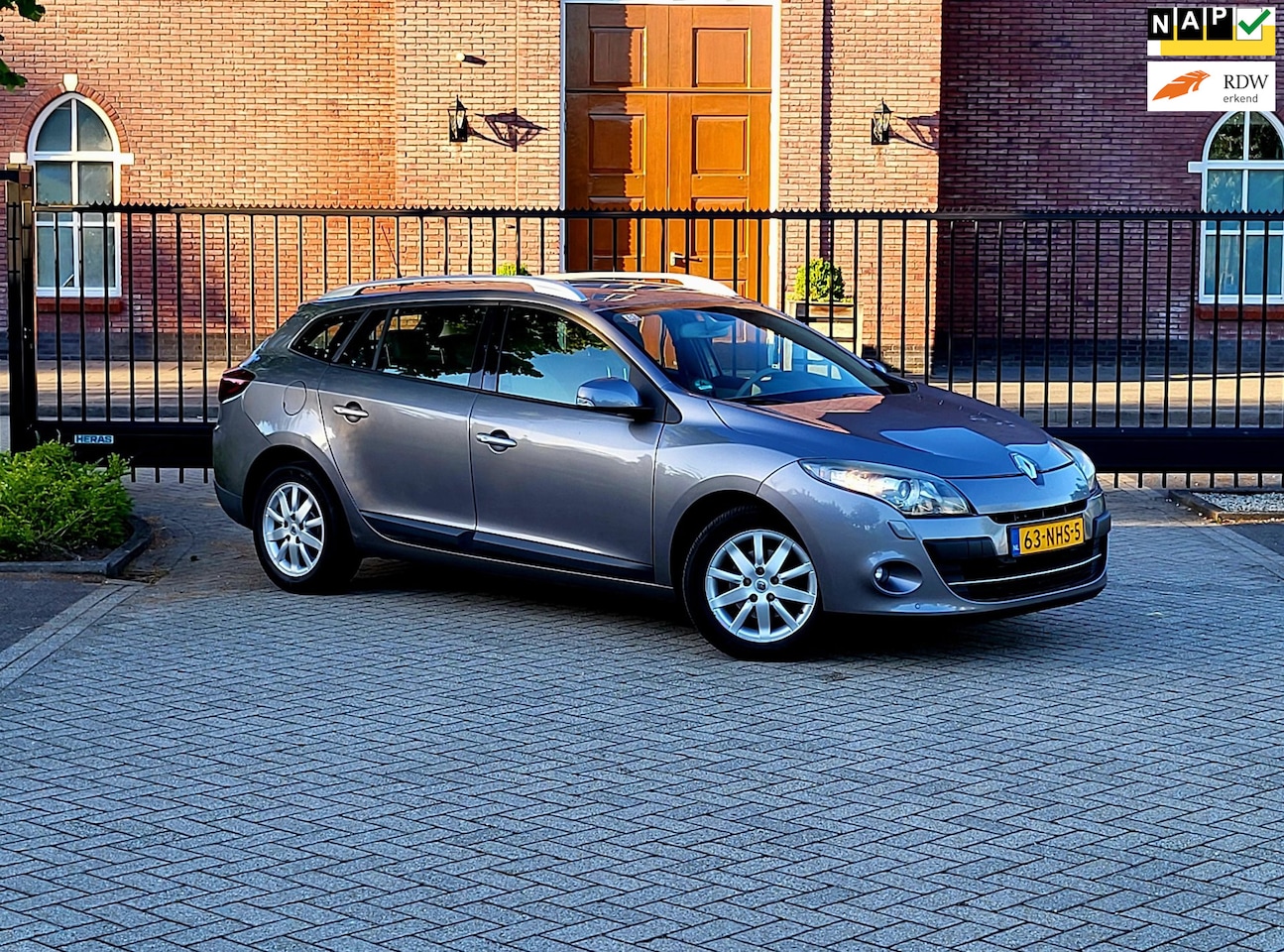 Renault Mégane Estate - 2.0 Privilége / Automaat / Leer / Airco / Navi / Dealer onderhuden / Cruise - AutoWereld.nl