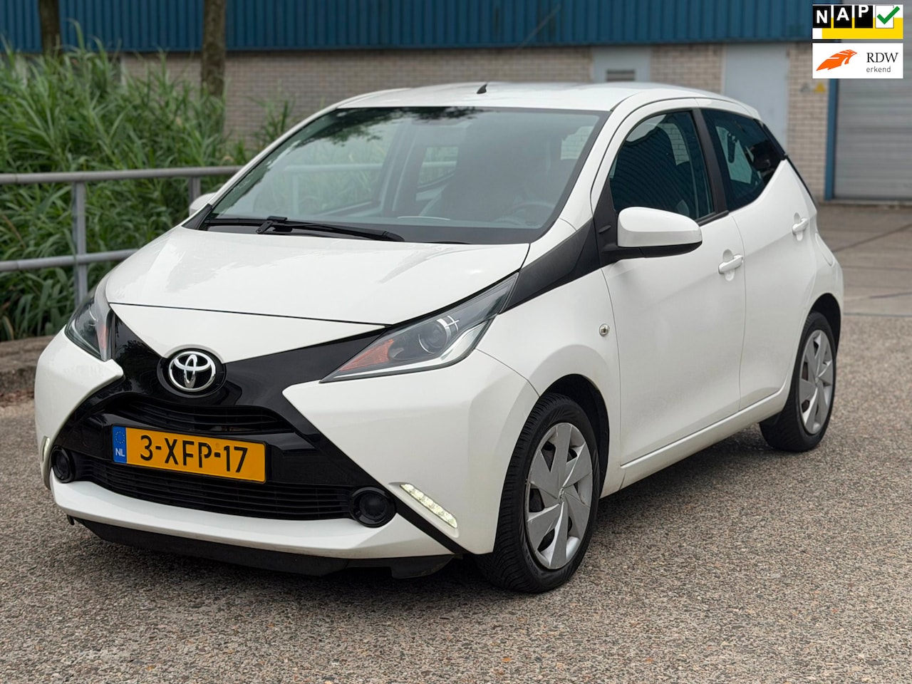 Toyota Aygo - 1.0 VVT-i x-play Grootscherm Airco! Camera NAP! 1 jaar APK! - AutoWereld.nl