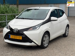 Toyota Aygo - 1.0 VVT-i x-play Grootscherm Airco Camera NAP 1 jaar APK