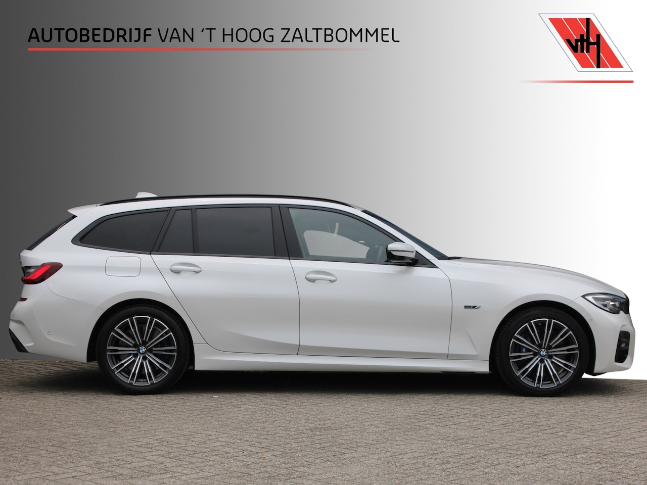 BMW 3-serie Touring - 330e High Executive M-SPORT SHADOW PANORAMADAK MEMORY 360-CAMERA KEY-LESS CARPLAY TREKHAAK - AutoWereld.nl