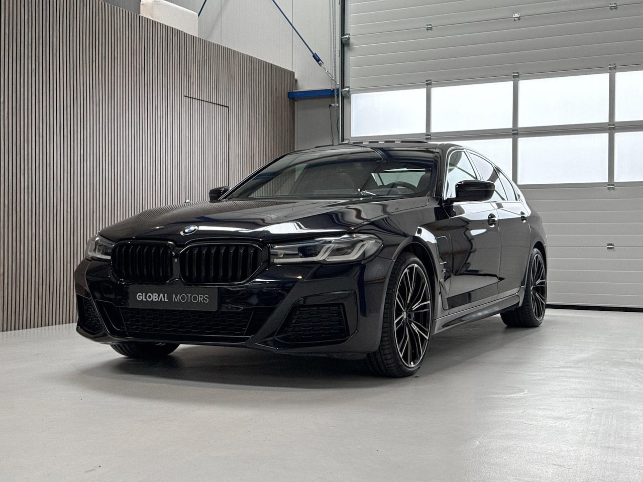 BMW 5-serie - 545e xDrive High Executive G30 LCi M Sport 394 PK 6 cilinder - SOH 95,7% - M5 STOELEN - PA - AutoWereld.nl