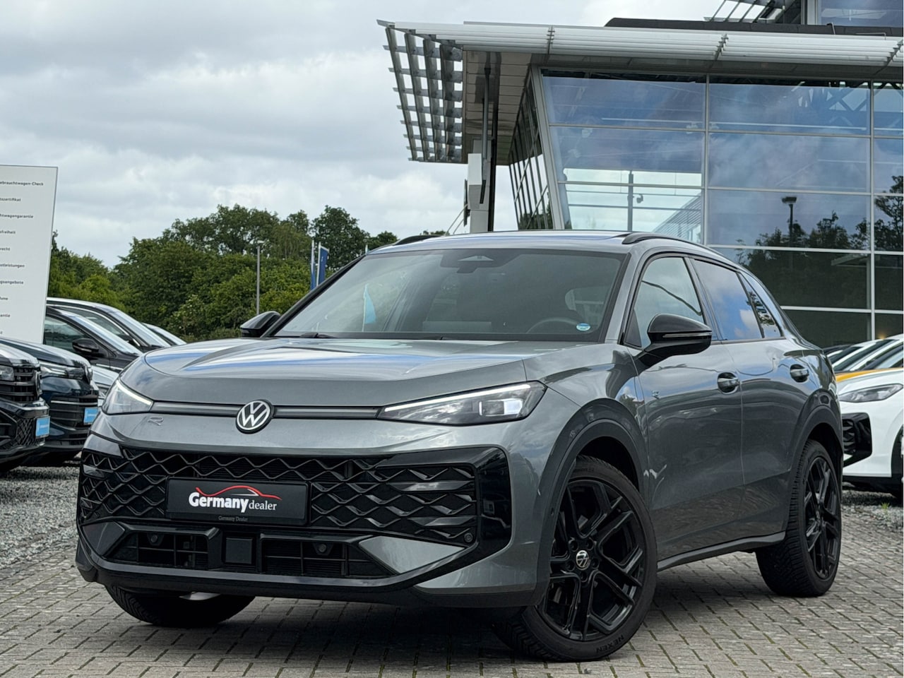 Volkswagen T-Roc - 1.5 eTsi R-Line 150pk Pano Trekhaak Keyless Camera Stoel/Stuur verwarmd - AutoWereld.nl