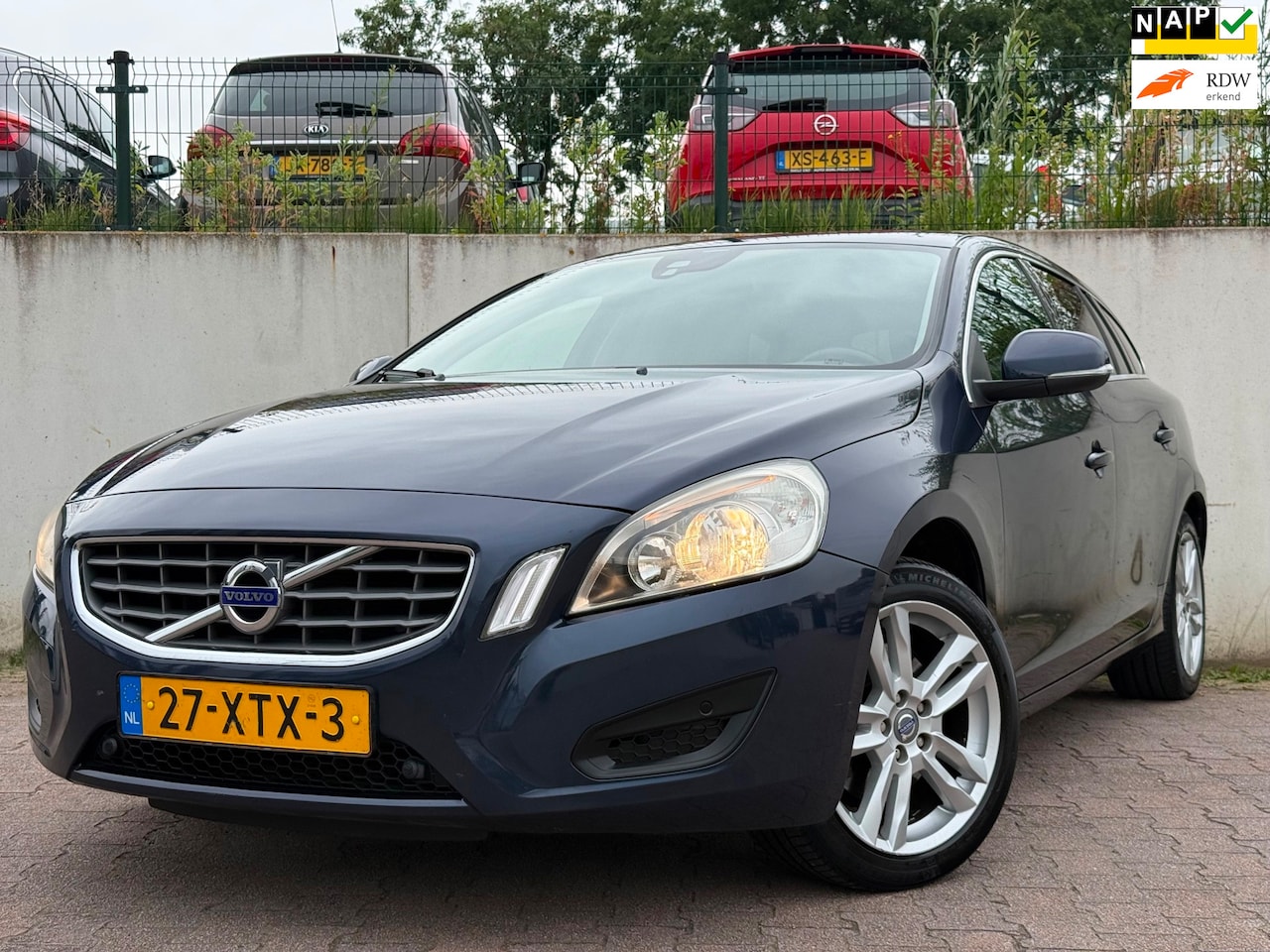 Volvo V60 - 1.6 T4 Momentum/NAVI/CLIMA/VOLLEDIG ONDERHOUDEN/LEDER/179 PK/AUTOMAAT/ - AutoWereld.nl