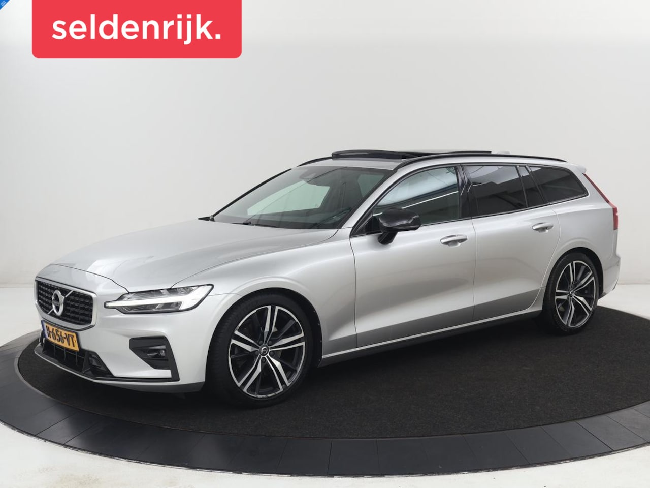 Volvo V60 - 2.0 T4 R-Design Panoramadak | Full LED | Trekhaak | Carplay | Pilot assist | Navigate | St - AutoWereld.nl