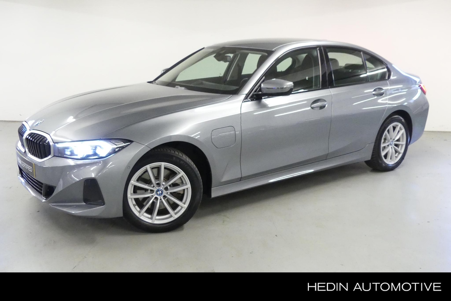 BMW 3-serie - 320e | Automaat | Leder | Sportstoelen | BMW Live Cockpit Plus | Shadow Line | Parking Pac - AutoWereld.nl