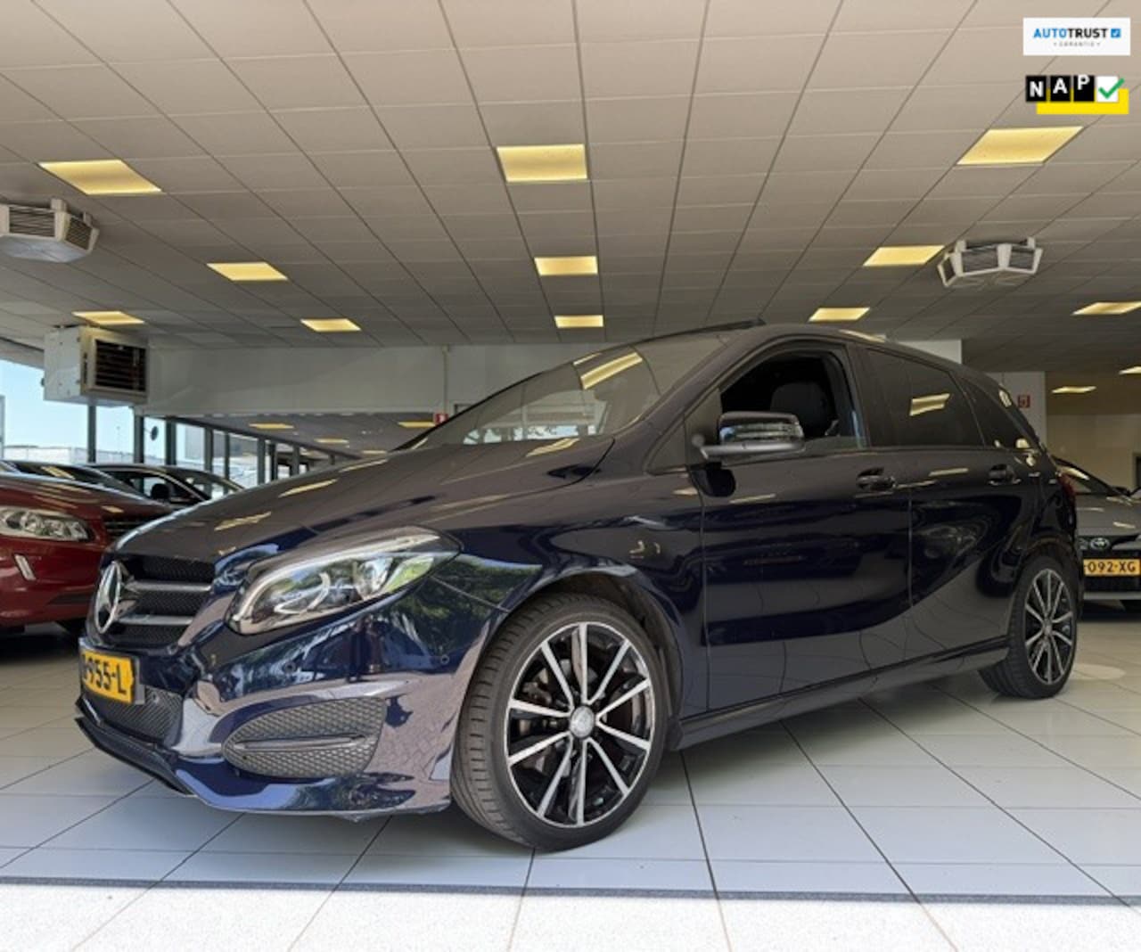 Mercedes-Benz B-klasse - 180 Ambition/Panoramadak/Automaat/Trekhaak/NAP/Cruise/Navi/Bluetooth - AutoWereld.nl