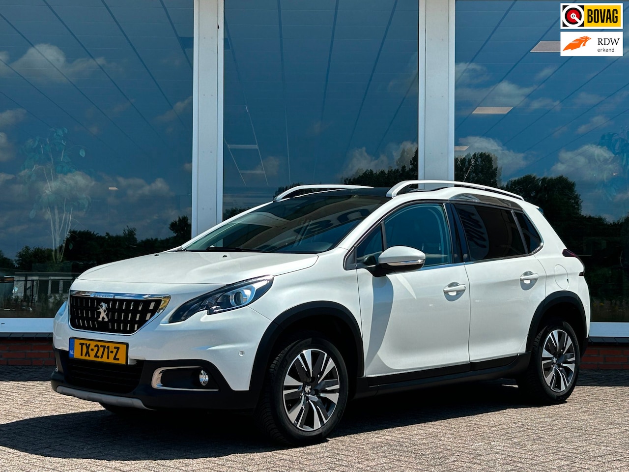 Peugeot 2008 - 1.2 PureTech Allure AUT. - Panorama - Leder - Navi - Nieuwe Distributieriem - AutoWereld.nl