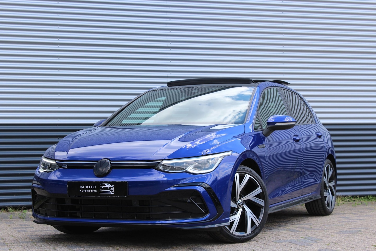 Volkswagen Golf - 1.5 eTSI 3x R-Line | Panoramadak | Camera | Dode hoek | Adaptive cruise | Keyless | IQ Lig - AutoWereld.nl