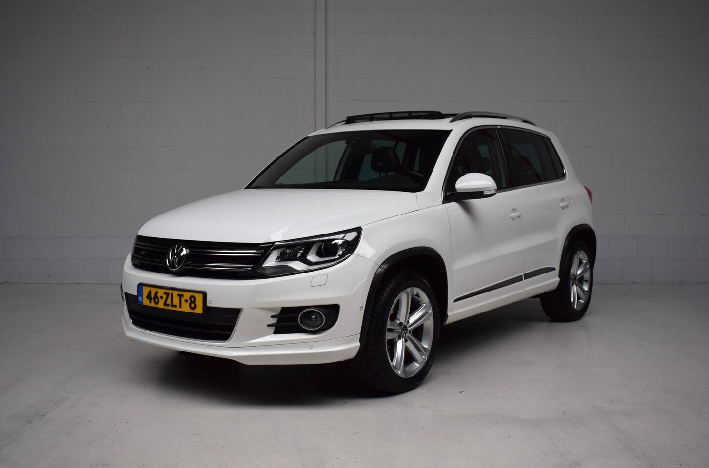 Volkswagen Tiguan - 1.4 TSI 160PK Sport&Style 4motion R-line Edition PANORAMADAK / TREKHAAK / LEER / CAMERA / - AutoWereld.nl