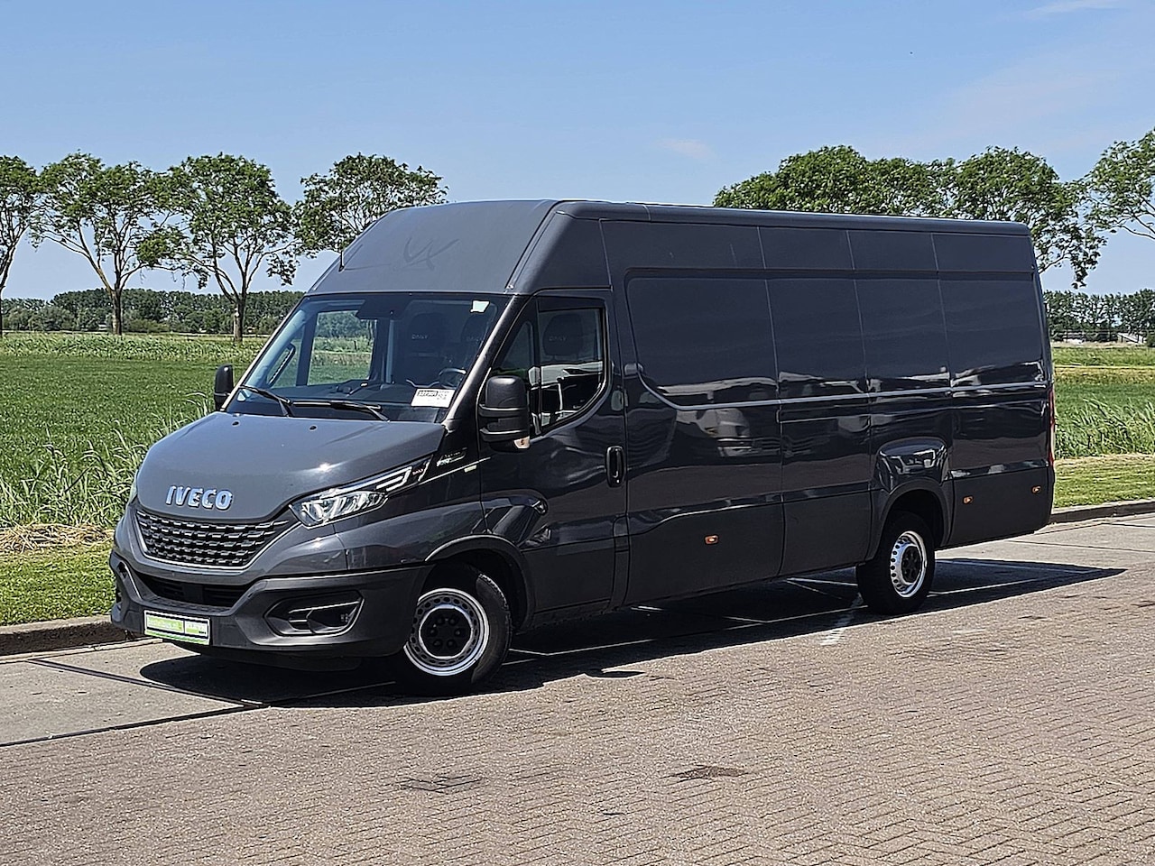 Iveco Daily - 35S18HV 3.0 410 L4H2 3.0Ltr Automaat 180Pk 3.5T-Trekhaak Navi Euro6 LED 3-Zits - AutoWereld.nl