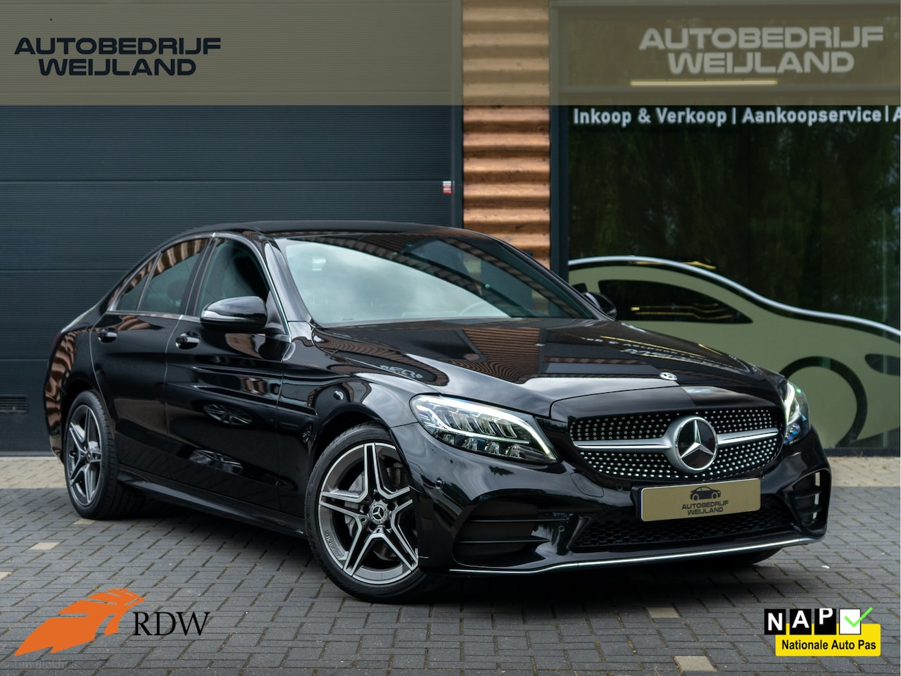 Mercedes-Benz C-klasse - 180 Business Solution 156PK AMG NIEUWSTAAT NL-AUTO I Leer I Camera I PDC  I 18" I Apple ca - AutoWereld.nl