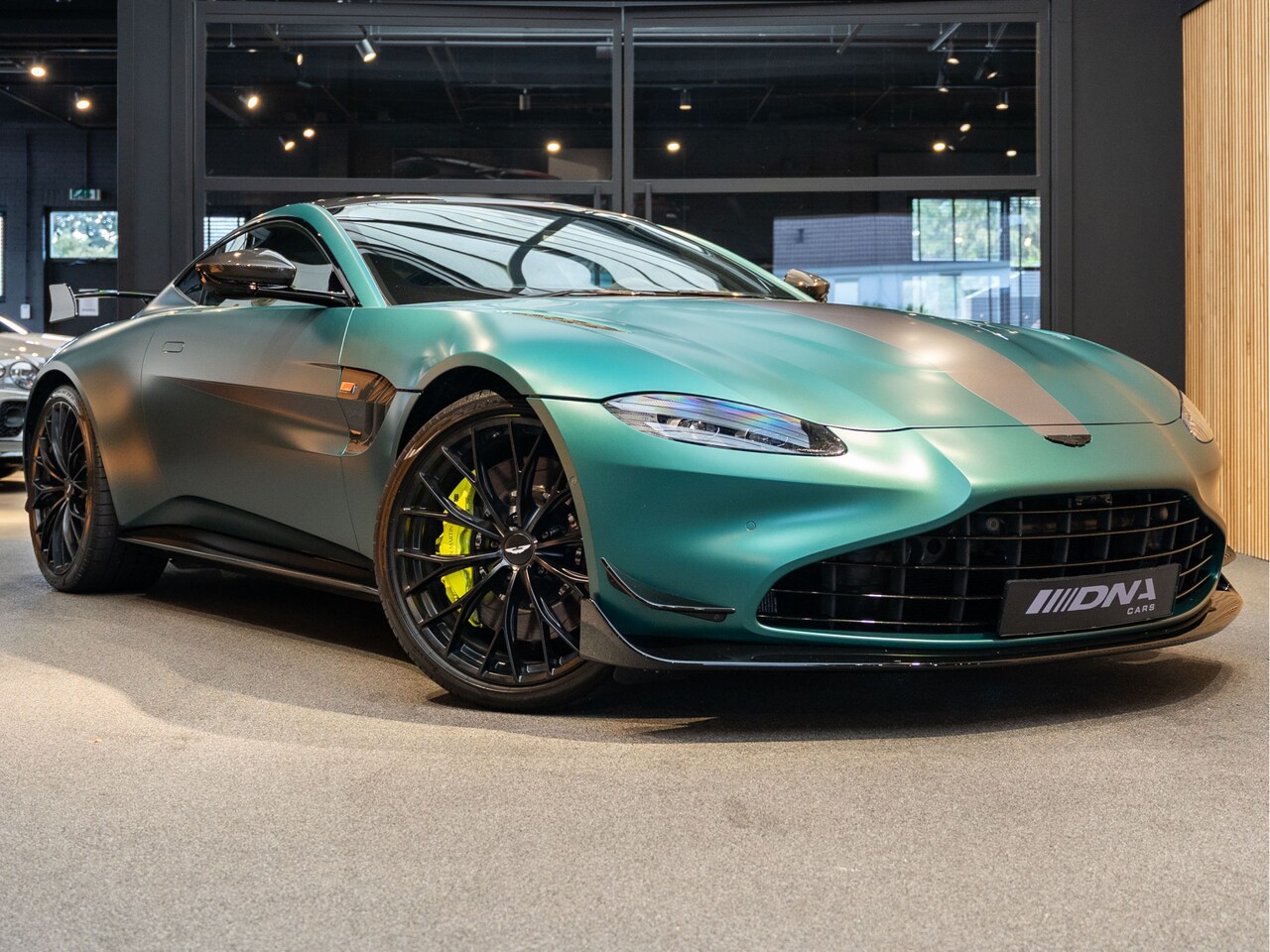 Aston Martin V8 Vantage - F1 Edition Matte PPF 4.0 F1 Edition - AutoWereld.nl