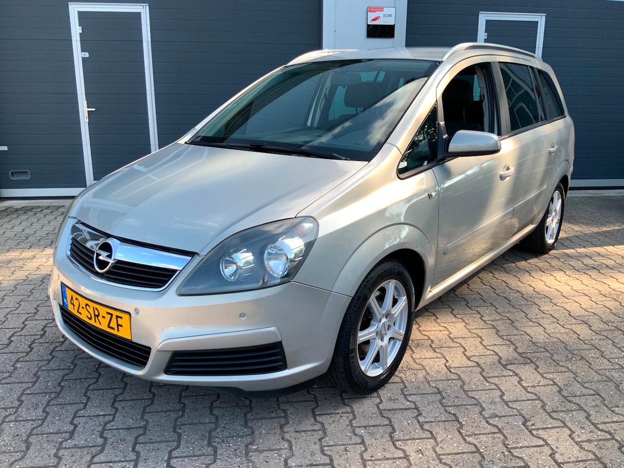 Opel Zafira - 2.2 Enjoy Automaat Airco Trekhaak APK 7-2027 - AutoWereld.nl