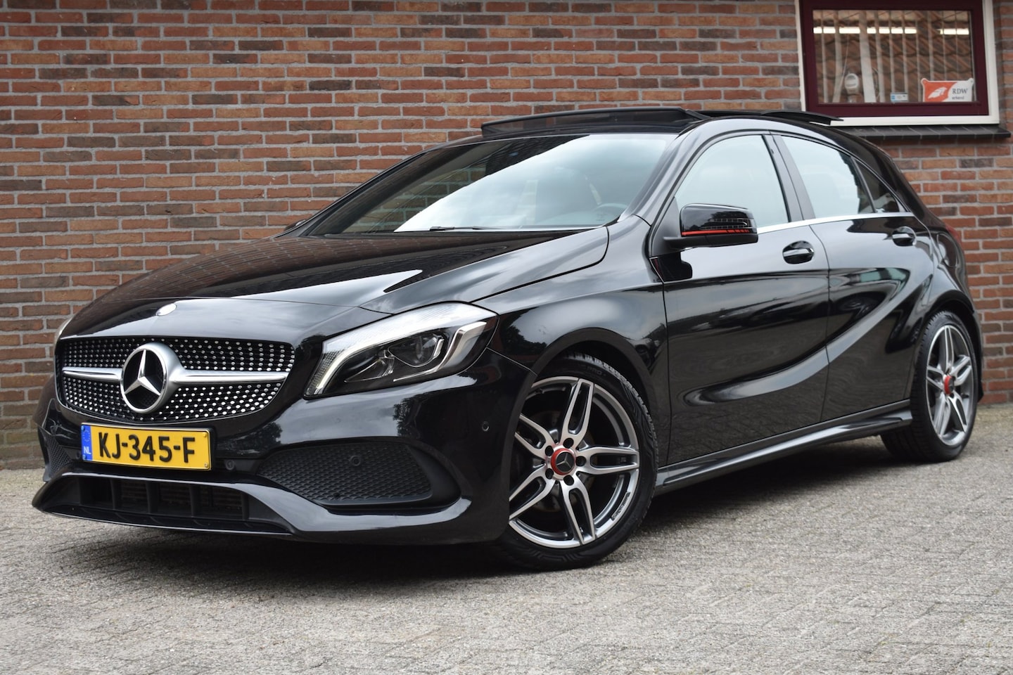 Mercedes-Benz A-klasse - 180 AMG Night Edition Plus '16 LED Pano Cruise Navi Airco Inruil mogelijk - AutoWereld.nl