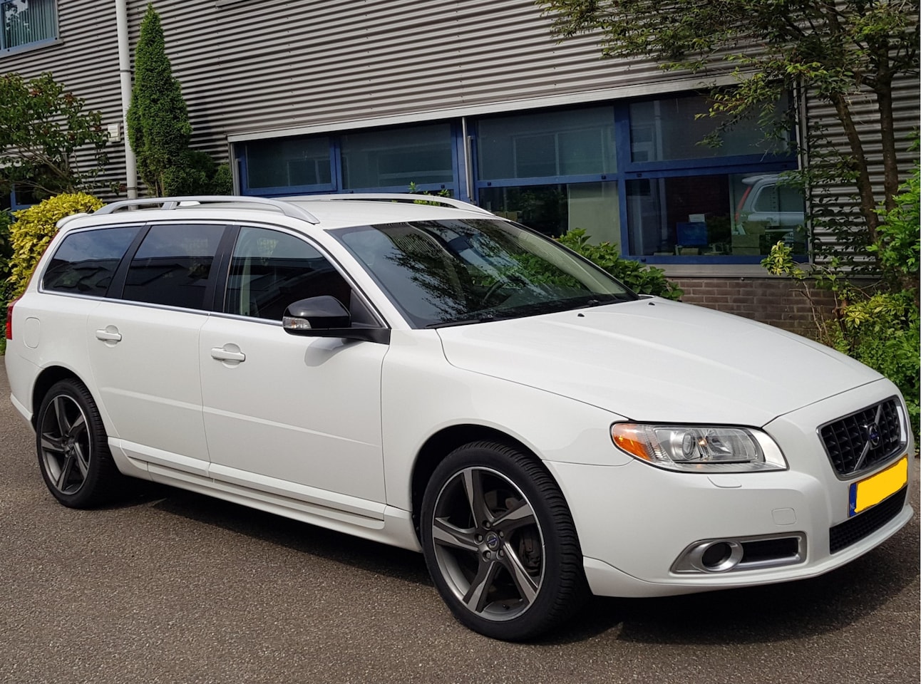 Volvo V70 - 2.5T Aut R Design Leder 18" Trekhaak Xenon - AutoWereld.nl