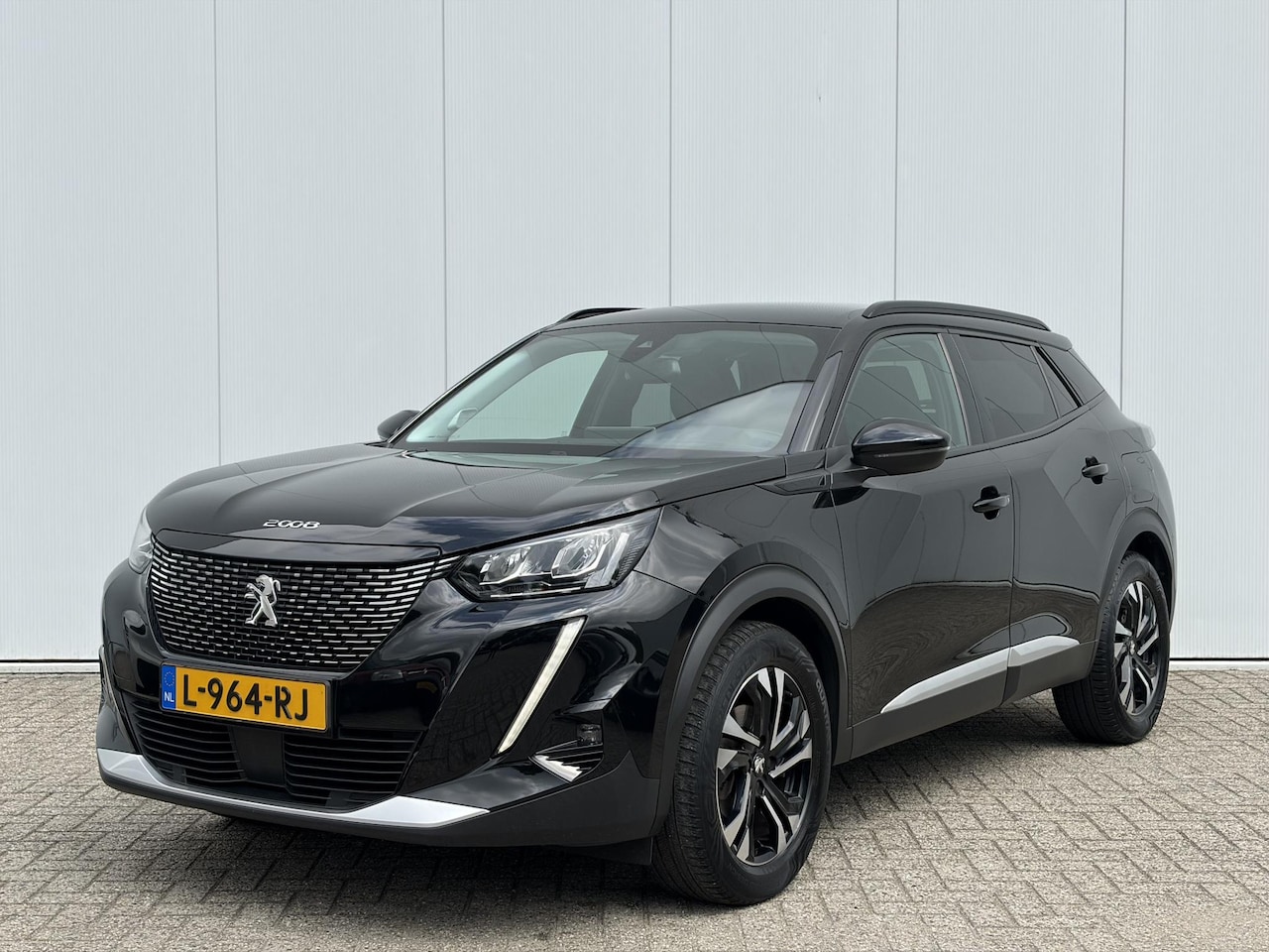 Peugeot 2008 - 1.2 PureTech Allure Pack Camera | Navigatie | CarPlay | Trekhaak 1200kg | - AutoWereld.nl