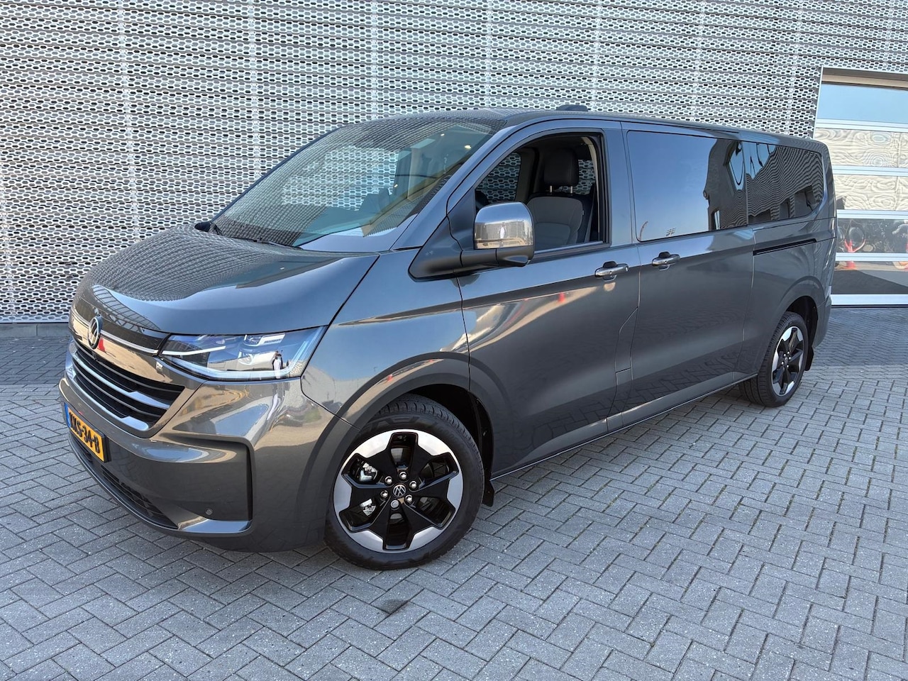 Volkswagen Transporter Caravelle - 2.5 L2H1 eHybrid Style 2.5 L2H1 eHybrid Style - AutoWereld.nl