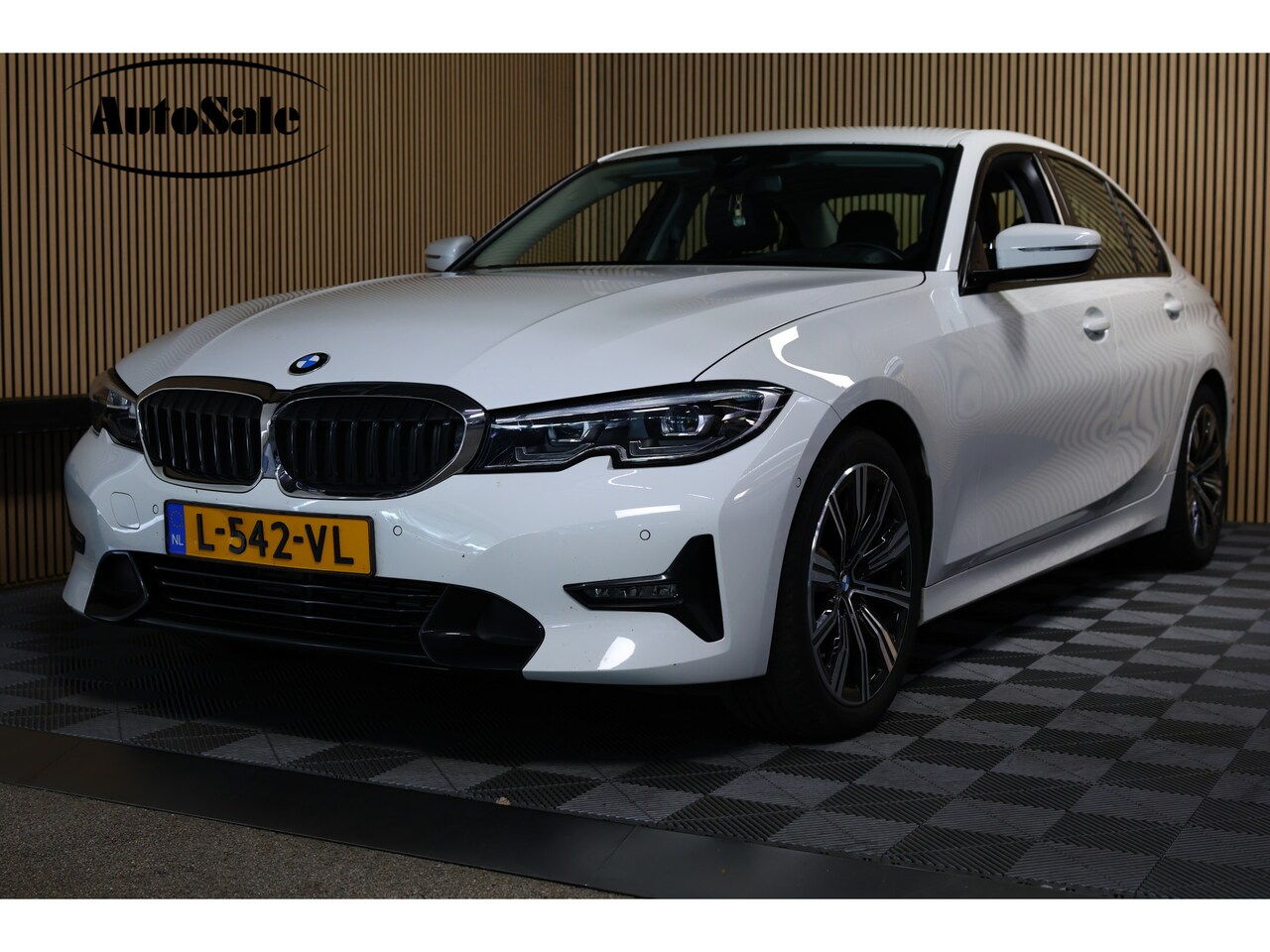 BMW 3-serie - 318i Business Edition AVM SPORTLEDER NAVI CARPLAY DIGI DASH '21 - AutoWereld.nl